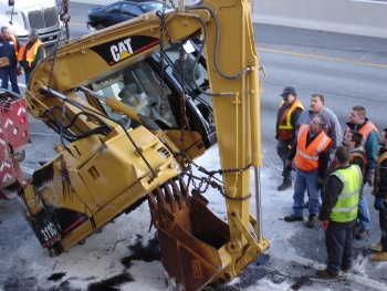 CAT 311C MEETS A BRIDGE 003.jpg